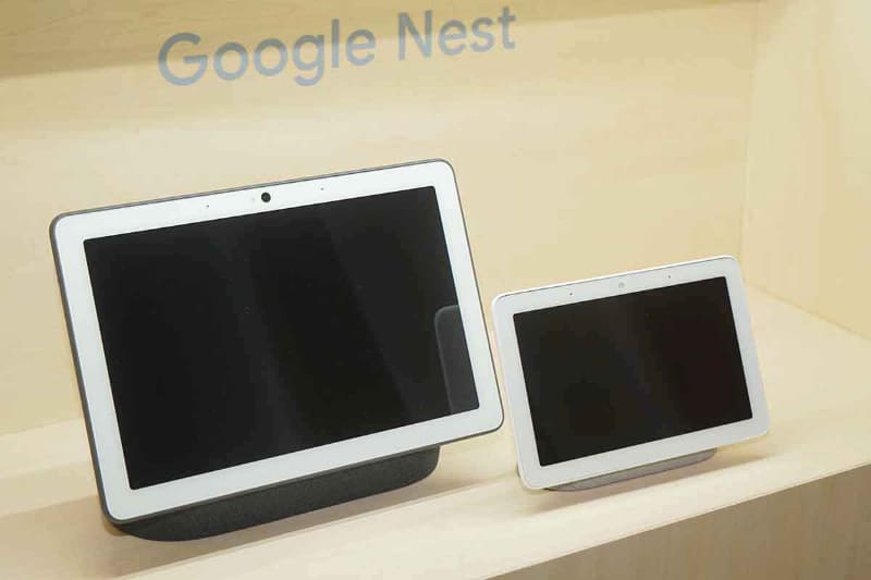 Google Nest Hub Max(左)とGoogle Nest Hub(右)