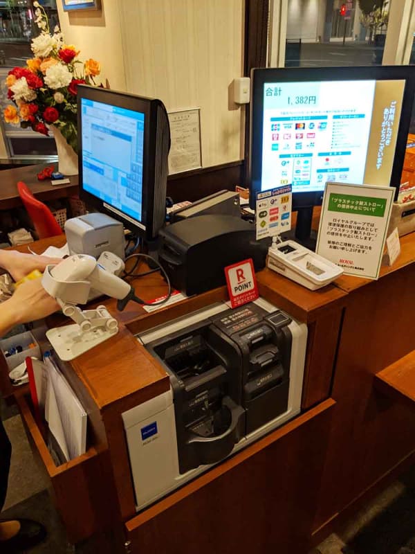 ロイヤルホストのセミセルフレジ。ポイントとカード処理のみ店員が行なう(IC未対応のため)