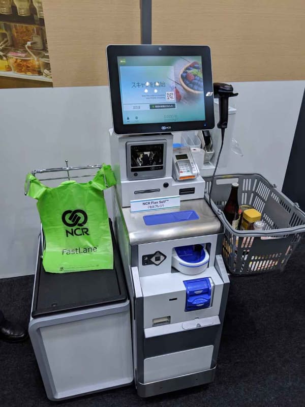 NRCのセルフレジ。セミセルフレジとしての組み込みも可能で、これは顧客の要望によるものだという