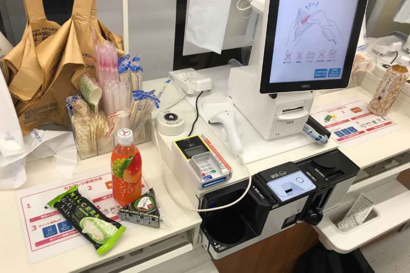 ローソンのセルフレジにおける現金自動精算機。この自動精算機が一斉導入された背景に外国人労働者増加がある