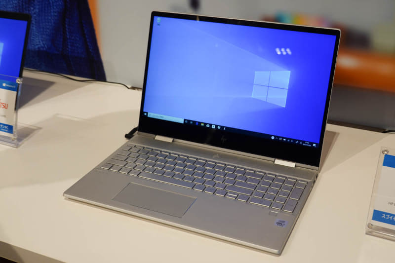 HPの「HP ENVY x360 15」。15.6インチ液晶搭載の2in1ノートPC。HPによると家庭利用では、2in1モデルの満足度が非常に高いため、大型液晶搭載モデルでも2in1を展開しているという。また、プライバシーに配慮し、搭載カメラの電源を個別にオン/オフできるスイッチを本体に搭載する