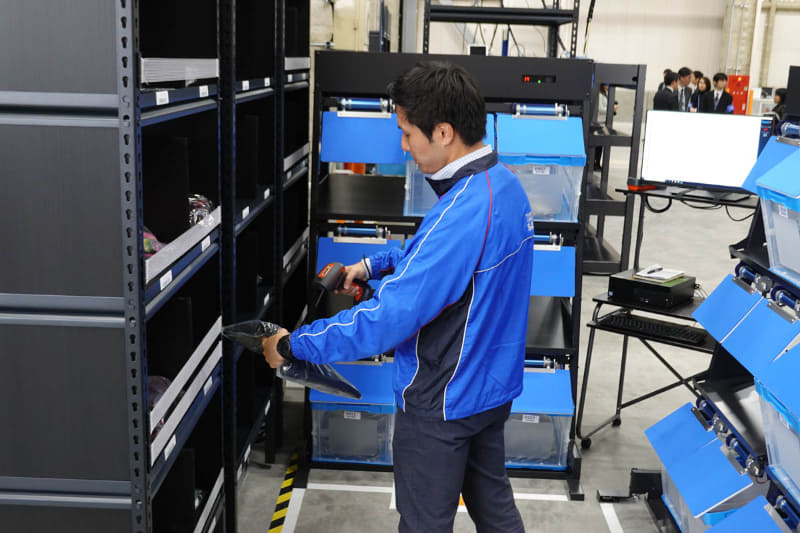 ピッキングエリアでは移動してきた棚から出庫用の箱に商品を移動する。