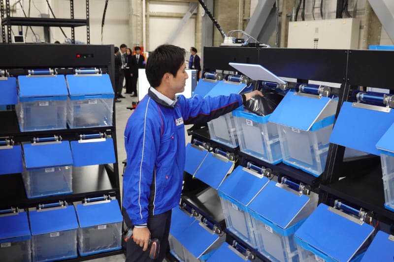 商品を入れる箱の蓋は自動的に開くので人間は指示されたとおりに商品を納めるだけ