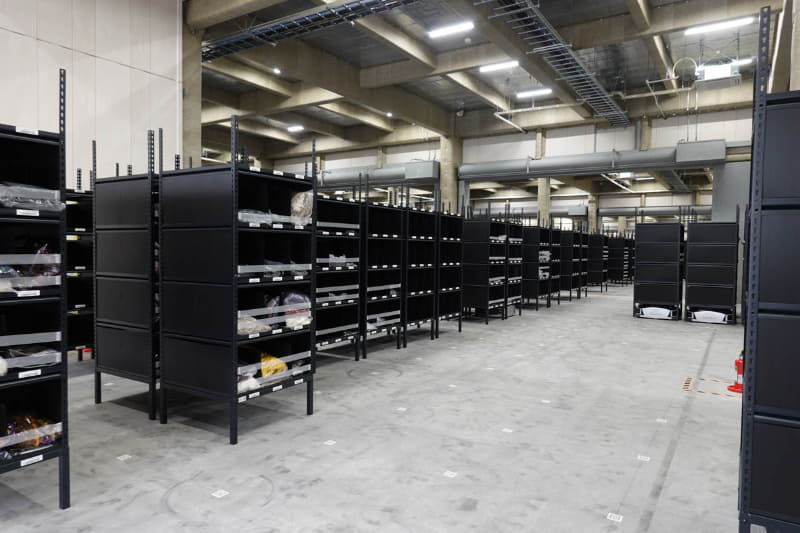 倉庫には574台の棚が設置されている