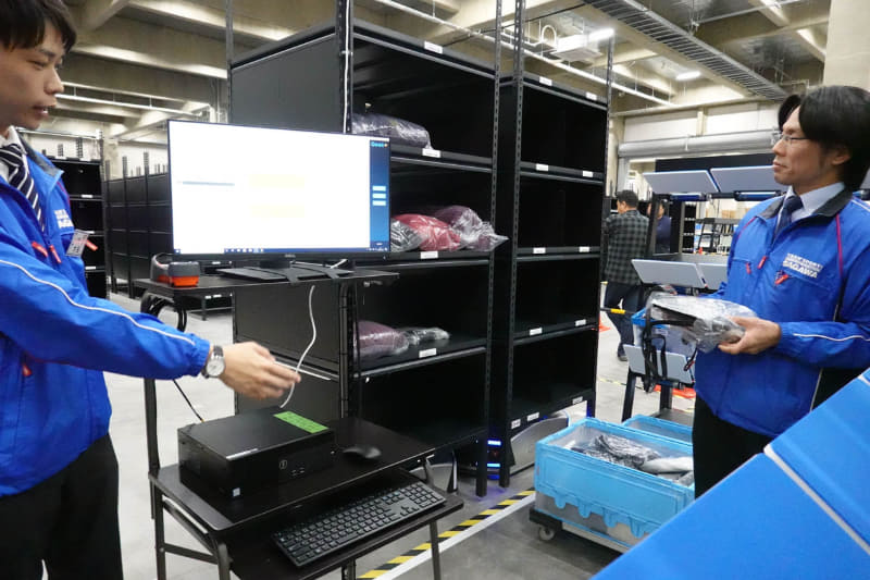 入荷作業エリア。必要な棚を入力すると自動的に棚が移動してくる