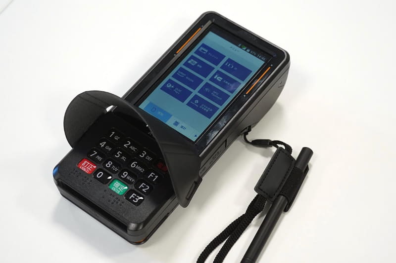 決済端末はパナソニックの「JT-C522」。CCTなどの装置も不要で、4G LTEを搭載してスタンドアロン運用が可能なモバイル端末