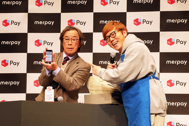 武田鉄矢さんがメルペイを体験。HIKAKINさんは店員役
