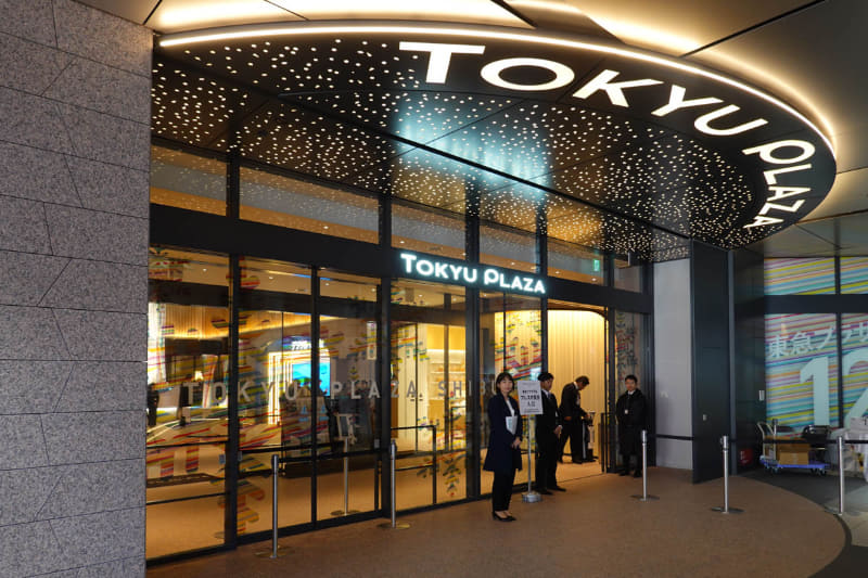 2階の玄関口にはデジタル・ハチ公が設置