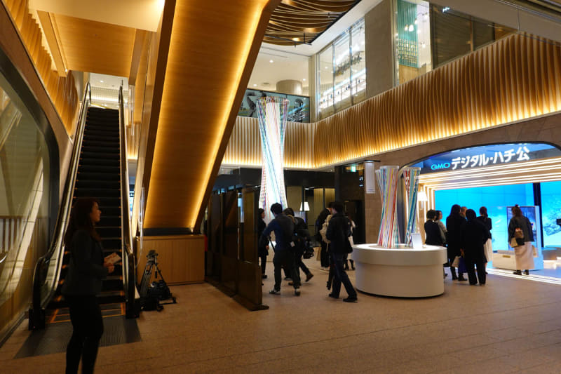 2階の玄関口にはデジタル・ハチ公が設置