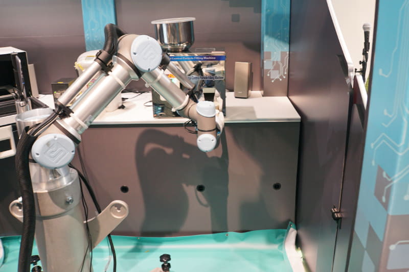 カップにショートパスタを入れる