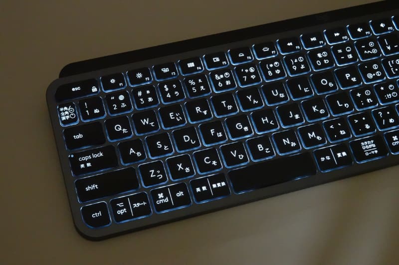 バックライトが点灯する様子。オフィスではあまり使用する機会が無い