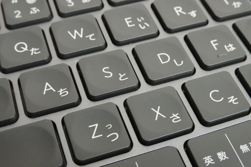 キートップはマット調の仕上げ。中心部は丸くくぼみができている