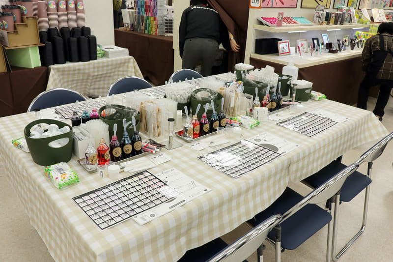 呉竹のブースでは好みの色のインク作りが体験できる