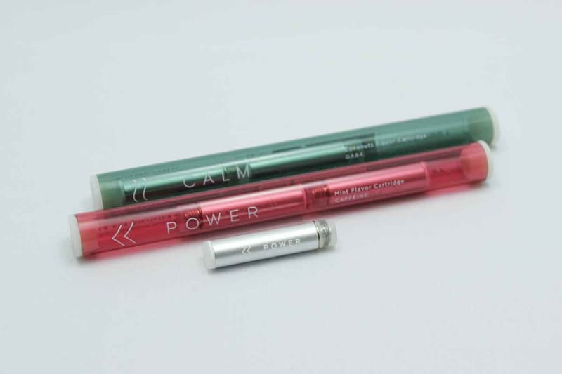 専用カートリッジ。フレーバーはココナッツの「CALM」、ミントの「POWER」の2種類