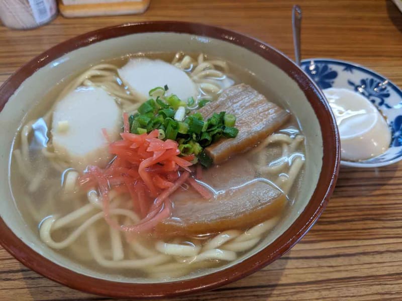 沖縄そばを地元の食堂で。ラフテーとかまぼこが入っている標準的なもの