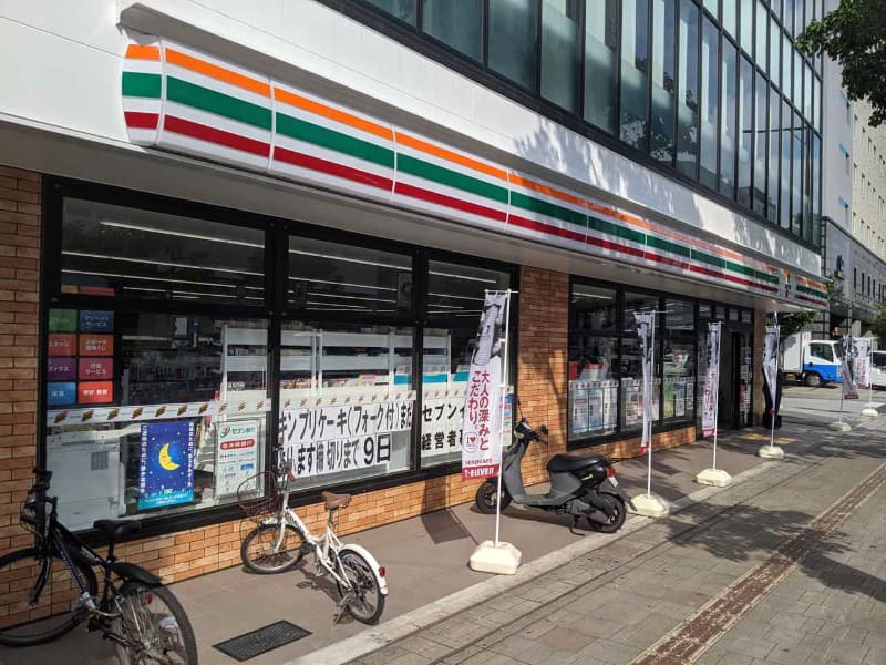 ついに沖縄進出を果たしたセブンイレブン。今回宿の隣なので重宝したが、品揃えは本州とほぼ一緒だった。独自メニューとしては「沖縄そば」を生状態で注文できるサービスが用意されていた