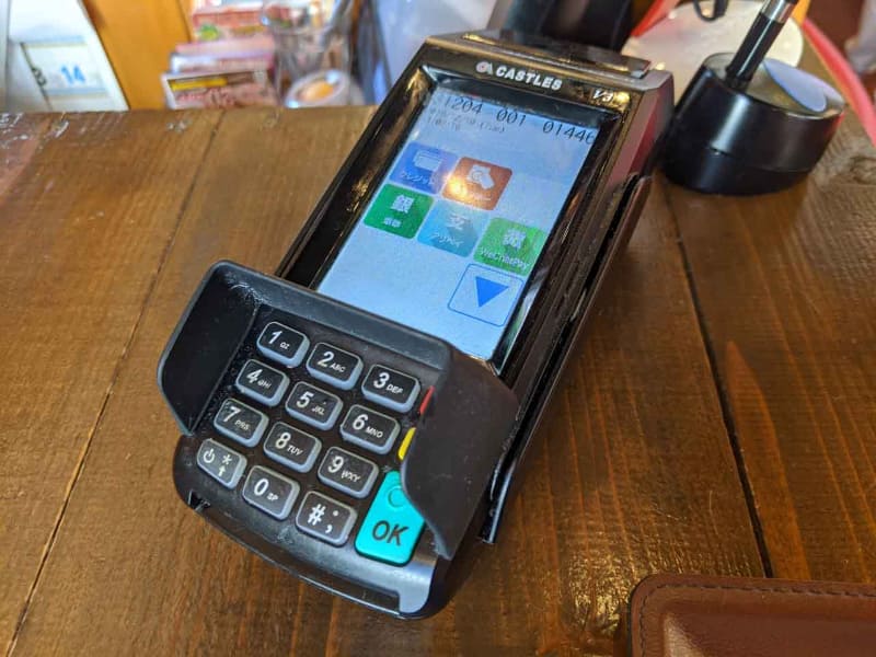 琉球銀行がレンタルしているCastles製決済端末。5年の目安というのは、端末の交換タイミングを想定しているとのこと