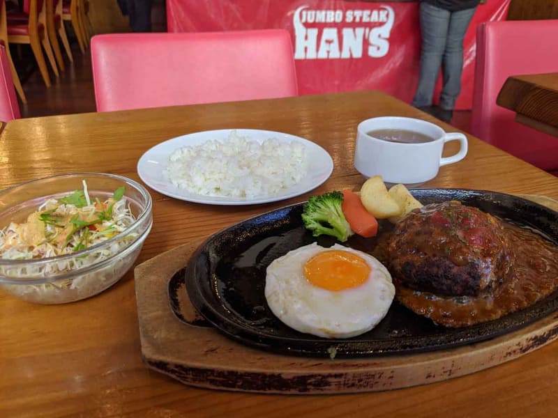 今回撮影協力いただいたJUMBO STEAK HAN'S 本店のランチメニュー。ここはOrigami Payを含むQRコード決済にも多数対応しているが、キャッシュレス決済のほとんどはクレジットカードだという。次点で利用が多いのがPayPay。中国系決済については「(大型クルーズ船が到着したタイミングなどで)ときどき利用がある」程度とのこと