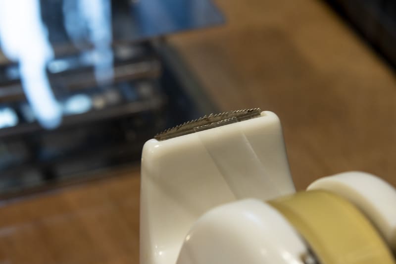 オリジナルは刃が山形になっており、テープを切る感覚は引きちぎるようなイメージとのこと