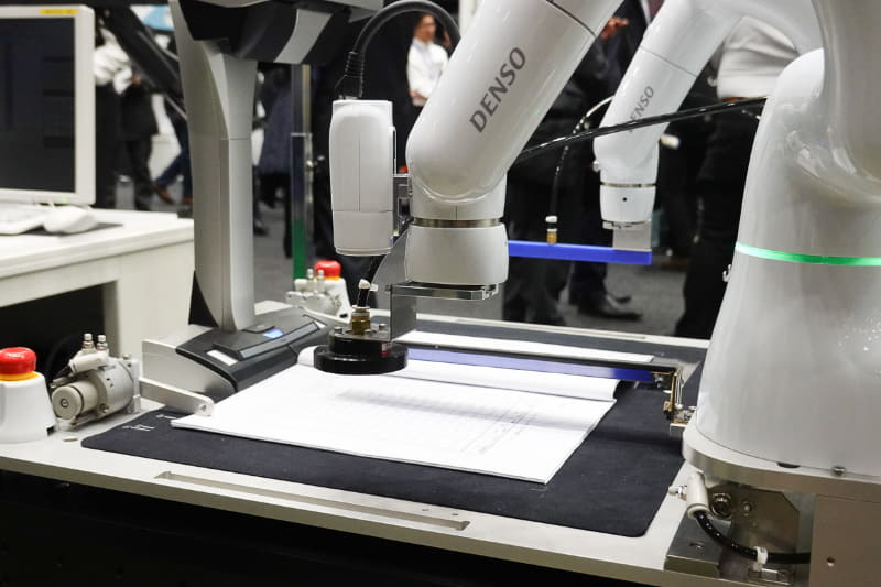 ロボットアームで紙を吸い上げてページをめくる