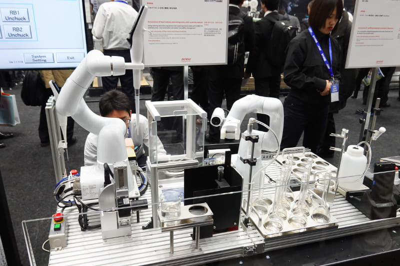 COBOTTAを使った大量の薬剤を自動的に調合するソリューションも展示