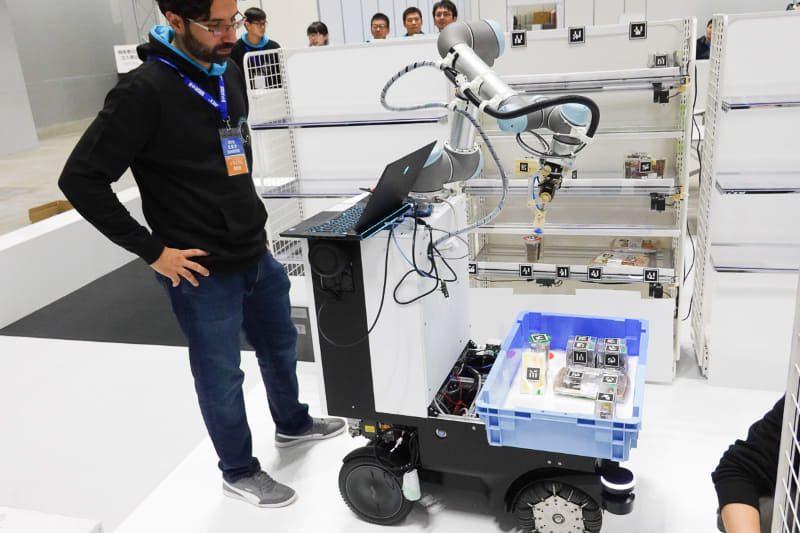 タグ付けされた商品をロボットアームで廃棄・陳列などを行なう