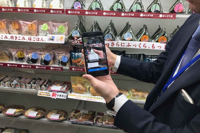 スマートフォンでバーコードを読み取ってレジ待ち時間ゼロで会計が済む「ローソンスマホレジ」