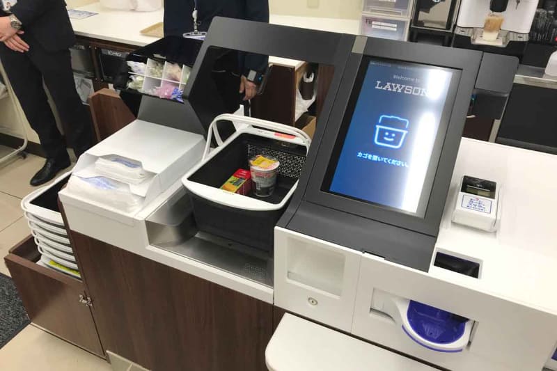 ローソンの晴海トリトンスクエア店で実験が行われていた。会計から梱包までを自動化する「レジロボ」