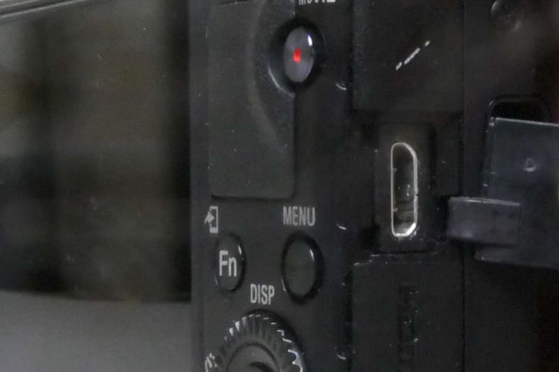 充電やデータ転送用のmicro USB Type-B