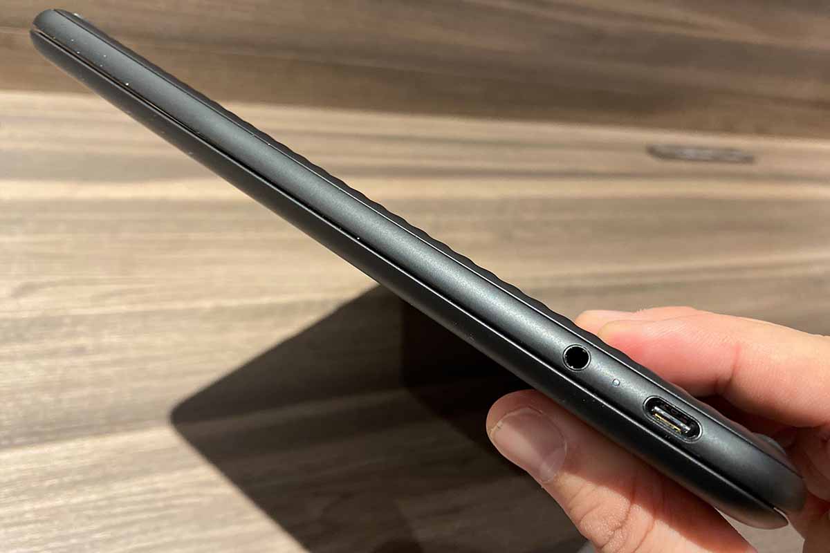 インターフェースはUSB Type-Cが基本。左右に一つずつあり、どちらからも充電できる。本体左側には3.5mmのヘッドホン端子もある