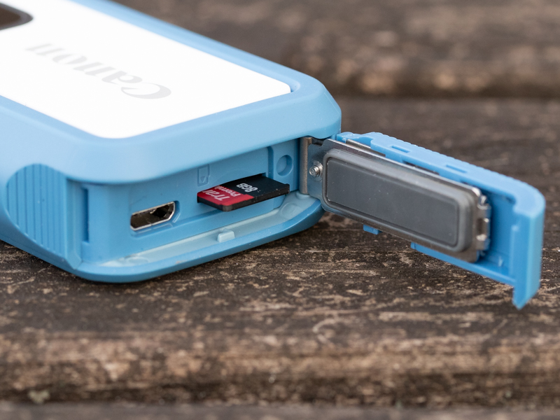 側面にmicroSDカードが入る。インターフェースはmicro USB。ここはUSB Type-Cにして欲しかったと感じるのは筆者だけではないはずだ