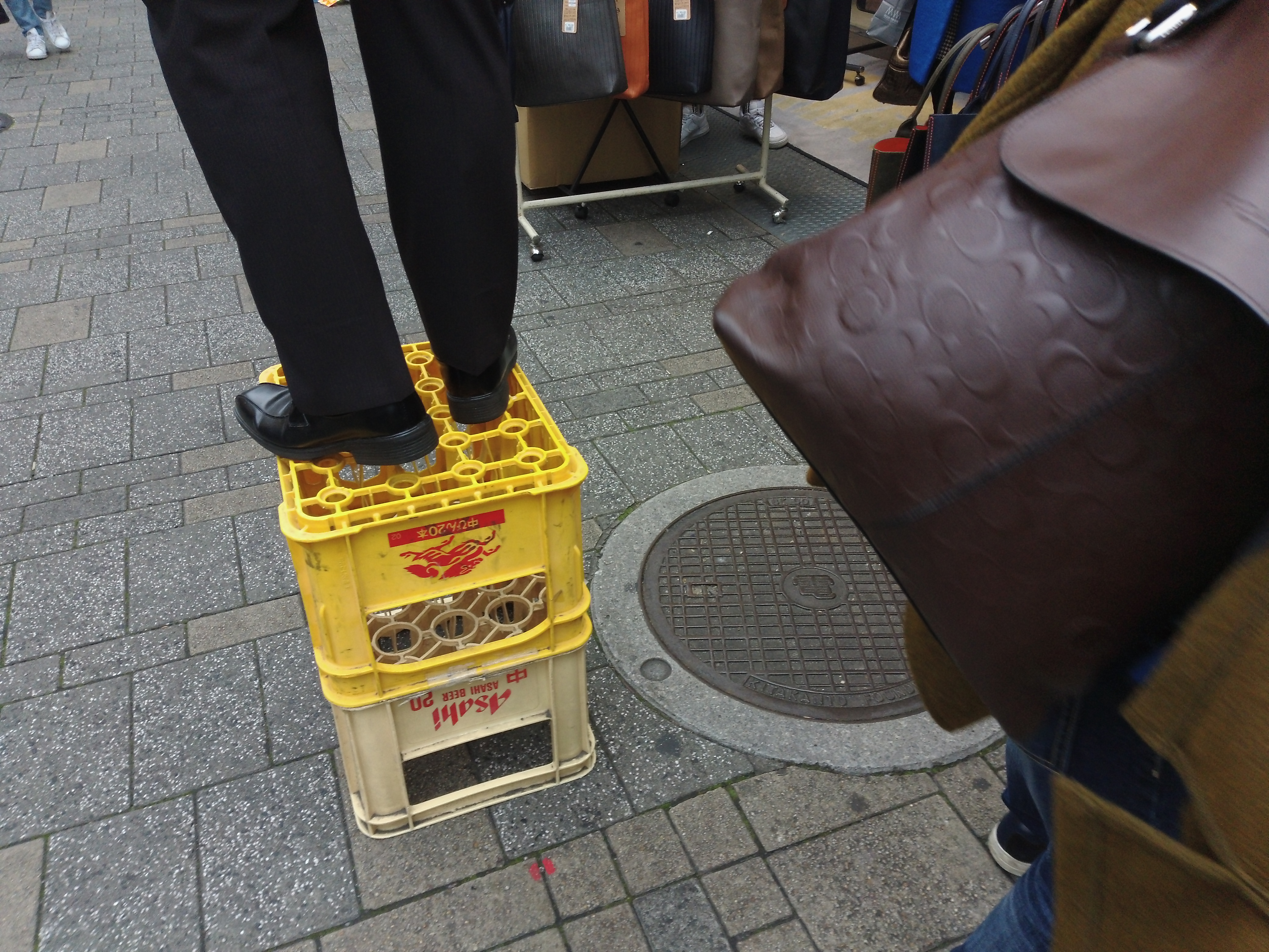 これはビールの箱に乗っている人の足下を狙ったものだが、ノーファインダーでうまく写せた。慣れればだいたいの写る範囲が想像できる