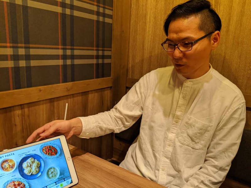 UIはユーザーからのフィードバックを経て小まめに改良を加えていると説明するロイヤルホールディングスの泉氏。かなり自慢の作品のようだ