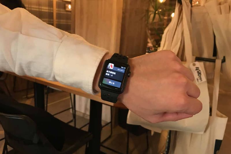 来店者がセルフ会計を行った、あるいはカウンター会計に向かっているという情報は店員のウェアラブル端末にその旨が通知される。カウンターに会計処理に向かったり、利用の御礼を述べたりと、適時アクションが可能