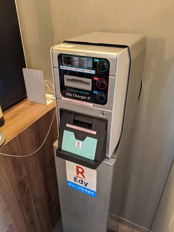 楽天Edyチャージャーが店内に設置される。取材を行なったのはオープン翌日だが、すでに2名の客が楽天Edyカードを作ってチャージ後に会計していったという。なお、このチャージ機もロイヤルHD側から楽天に設置を依頼したという
