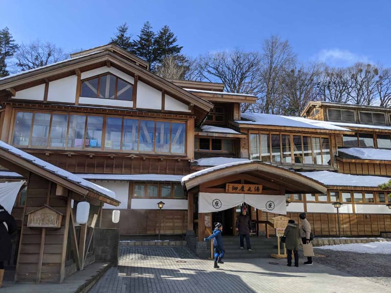 湯畑のまわりには古き良き旅館といった風体の建築物が多く集まっている