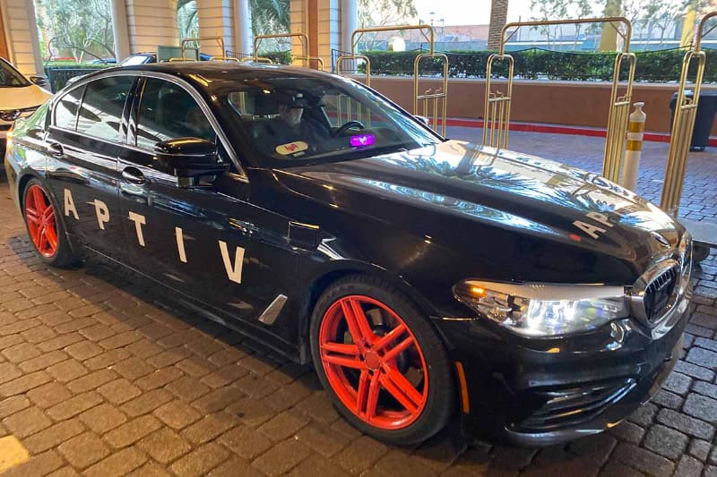 やってきた自動運転車。BMW 540をベース車としていて、横に大きく「Aptiv」の文字が、Lyftのイメージカラーであるパープルで描かれている