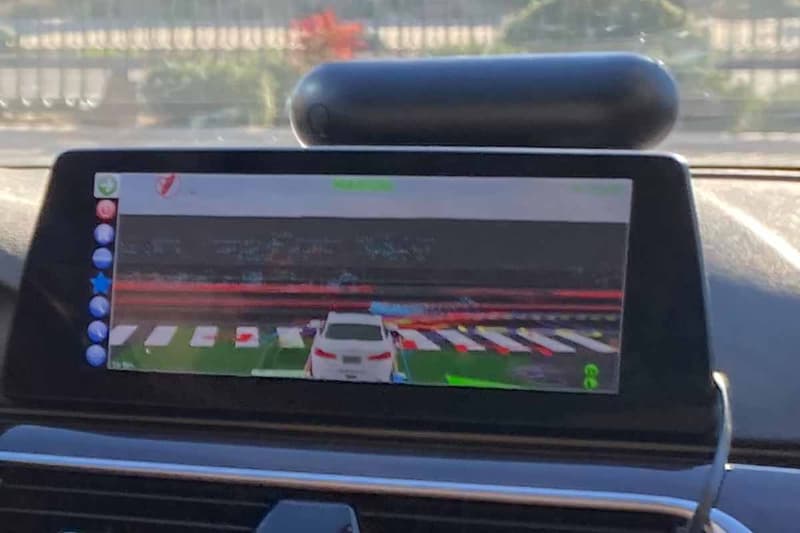 自動運転中のダッシュボード。緑の部分には車はおらず、安全に走れる。赤などの部分は、他の車や障害物がある場所。どう動くべきか、ちゃんと自動車自身が判断しながら動く