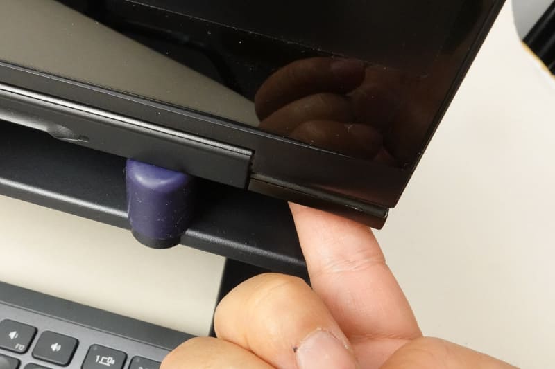 ストッパー部分に載せてしまうことで指紋認証キーが押せるようになった