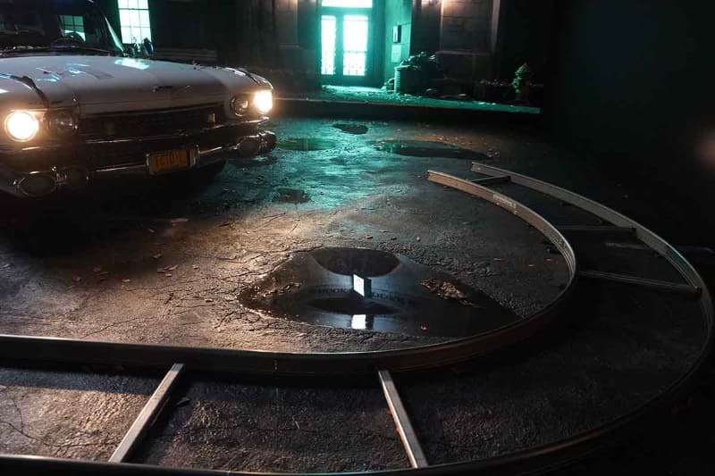 水たまりの光の反射は、背景CGのコントロールで調整する