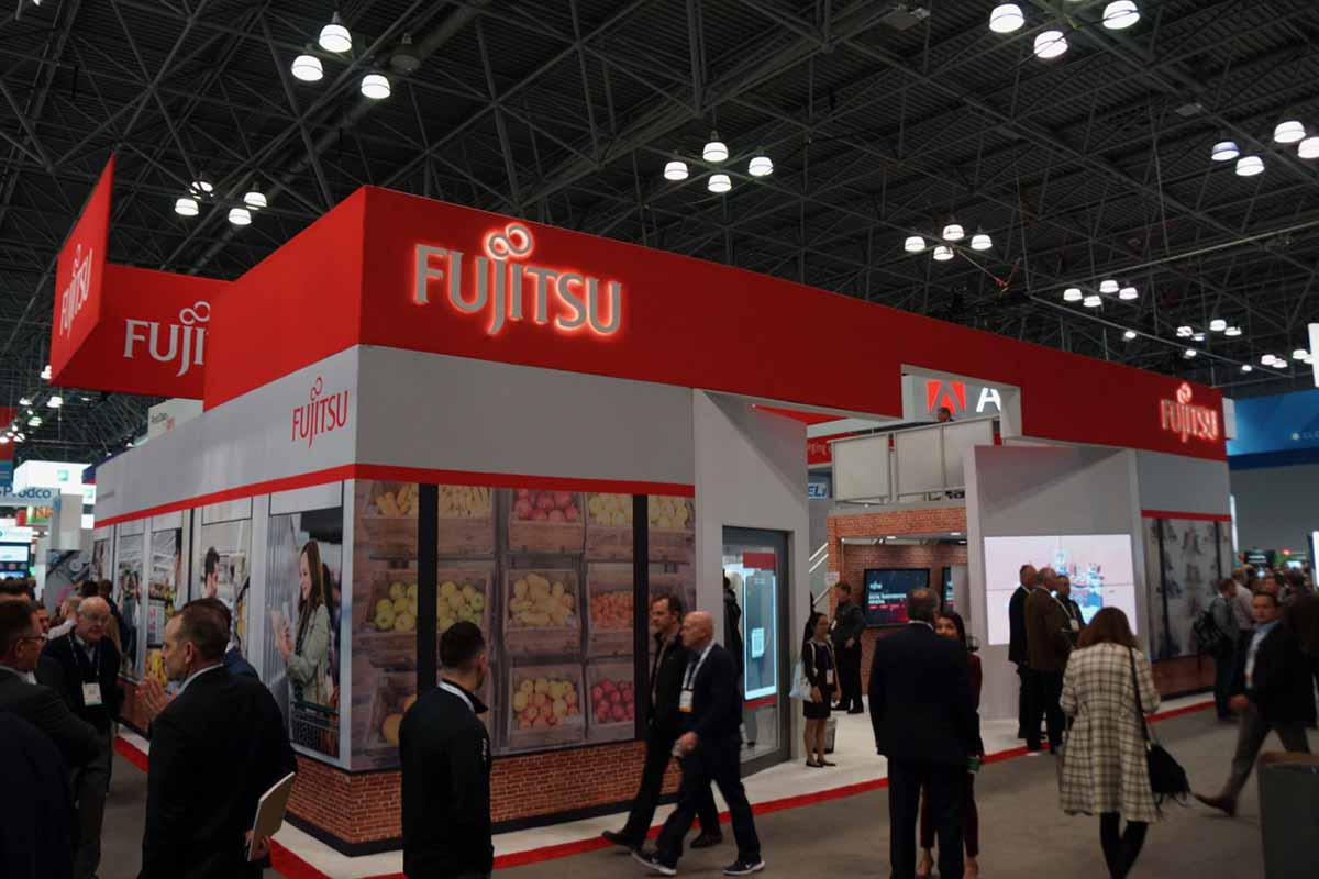 今回は入り口に近いエリアに設置されている富士通ブースから