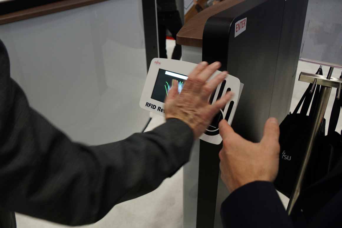 まずはゲート入り口にあるPalmSecureの手のひら認証で本人確認を行なう