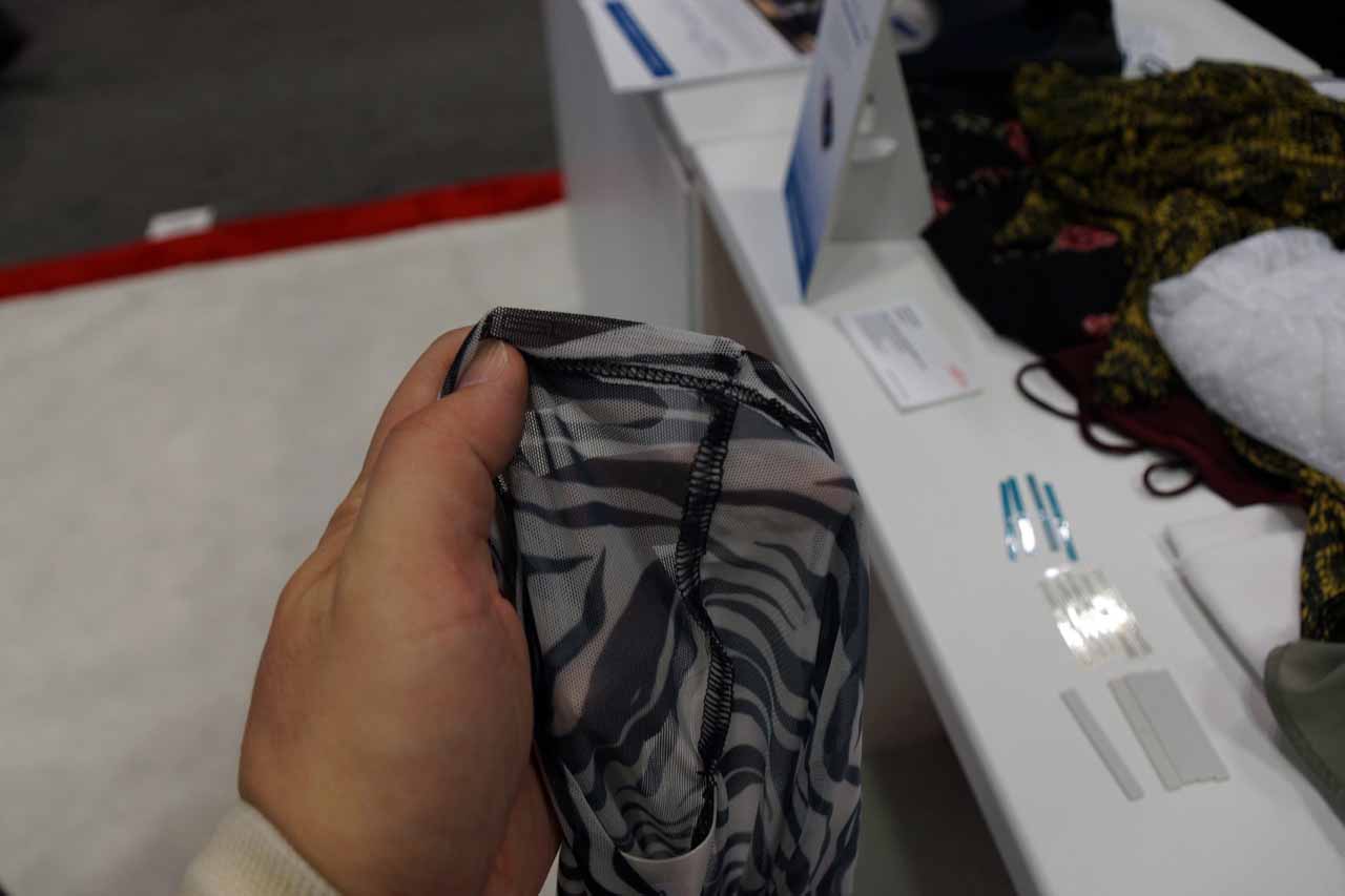 衣料などの商品に直接埋め込めるタグ。一見するとどこにあるかわかりにくいが、先ほどの細長いRFIDタグが入っている。レンタル用品などでの活用を考えているようだ