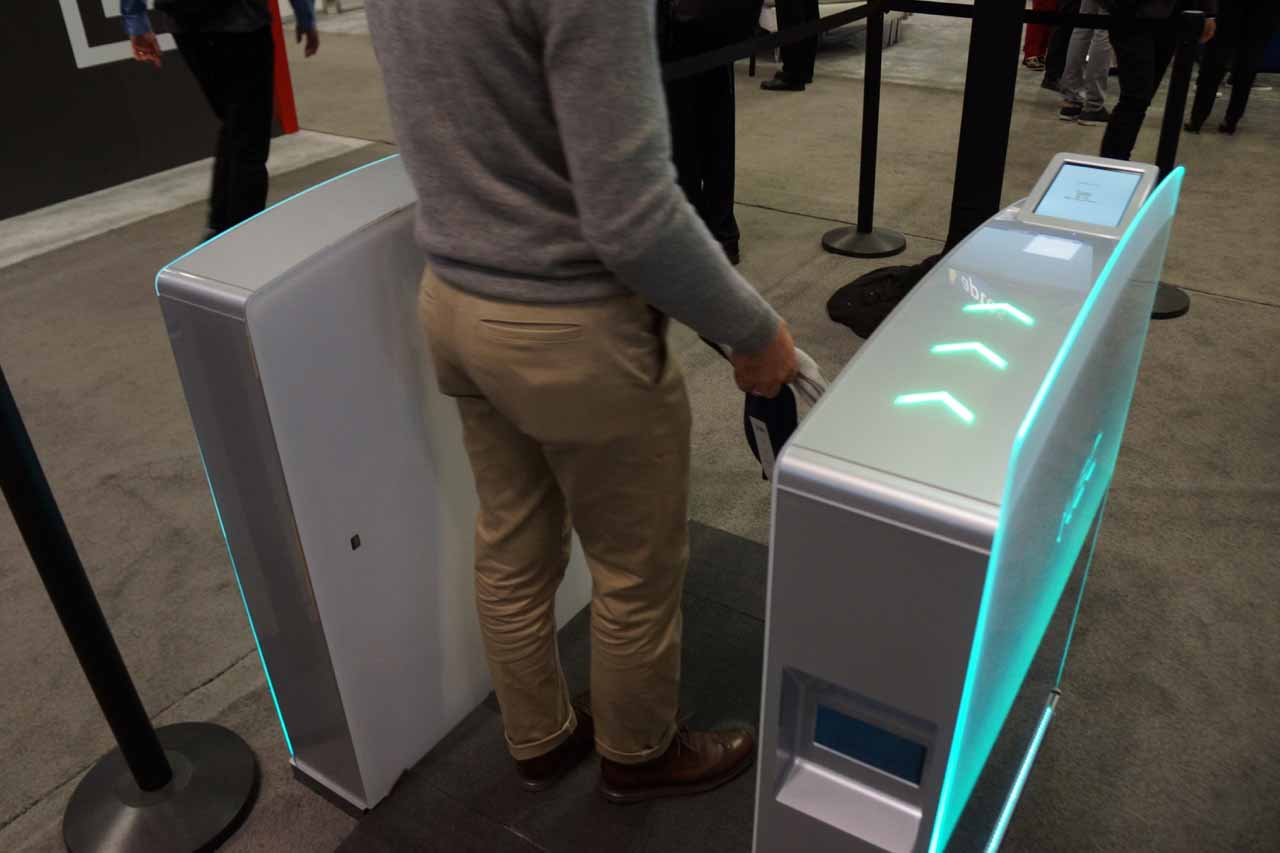 センサーの長さの関係か、こちらは一瞬だけ中で止まる必要があったようだ