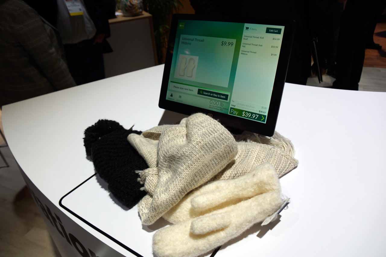 テーブルに乗せた商品のRFIDタグを一気に読み込んで会計する。商品は多少枠をはみ出ていても問題ない