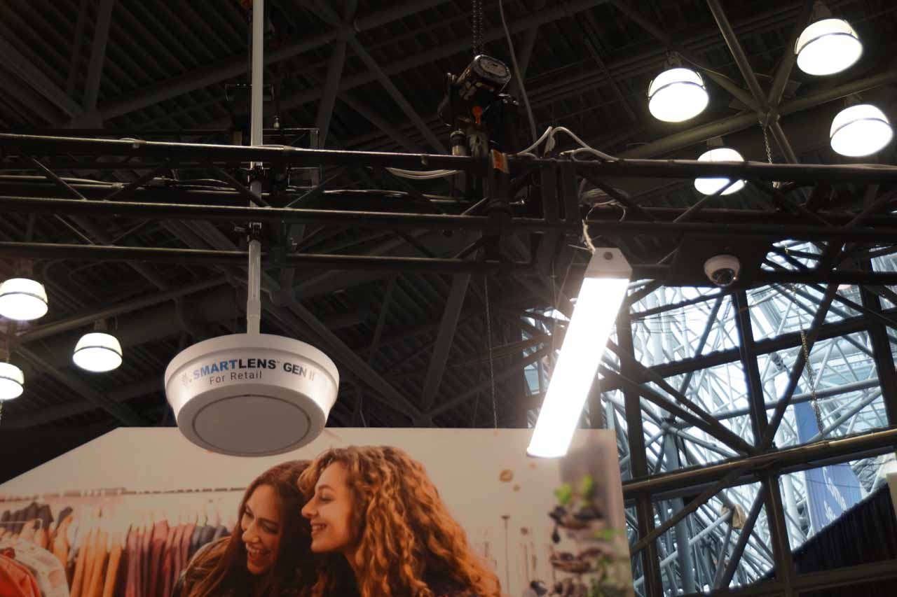 今回展示会場に設置されていた「SmartLens for Retail Gen II」のセンサー群。左がRFIDセンサーで、右が監視カメラ。カメラは人と商品の動きを把握するためのもの