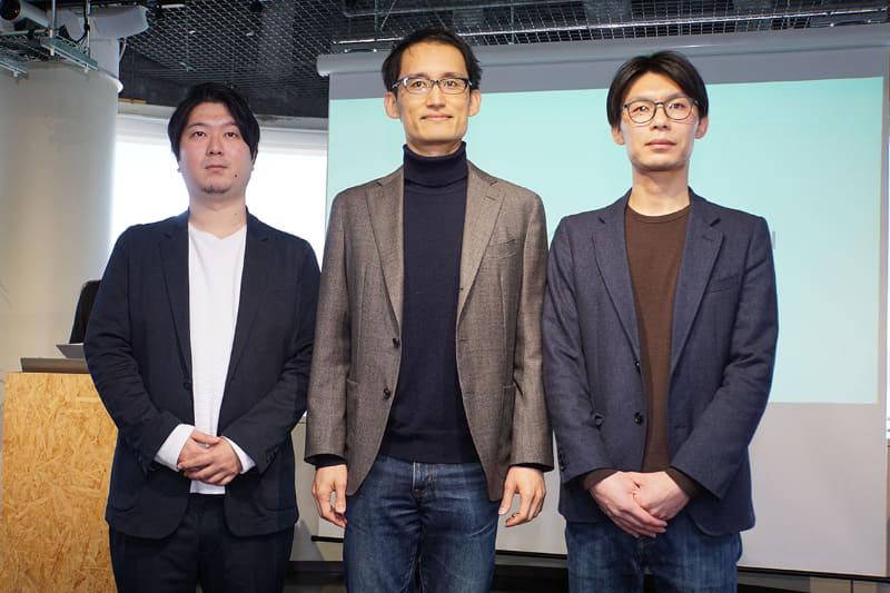 (左から)弁護士ドットコム 取締役 クラウドサイン事業部長 橘大地氏、Sansan 取締役 Sansan事業部長 富岡圭氏、Sansan 新規事業開発室 尾中倫宗氏