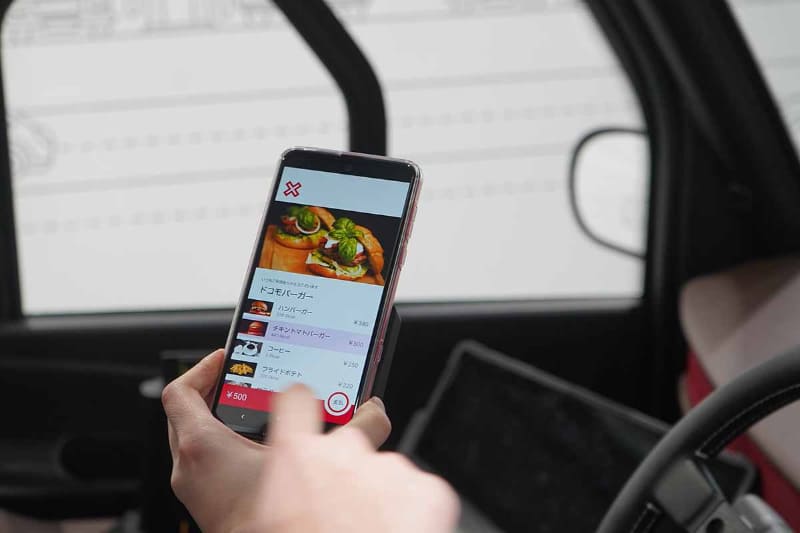 クルマに入るとドライブスルーの注文画面が立ち上がる