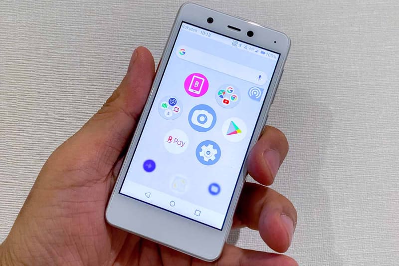 Rakuten Mini実機。3.6インチのディスプレイを使い、非常にコンパクトで軽い