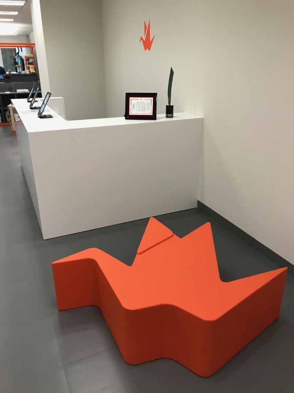 Origamiのロゴ。Origami本社の旧レイアウトの受付にて